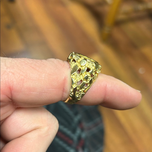 Gold Coin Ring - Picture 2 of 3